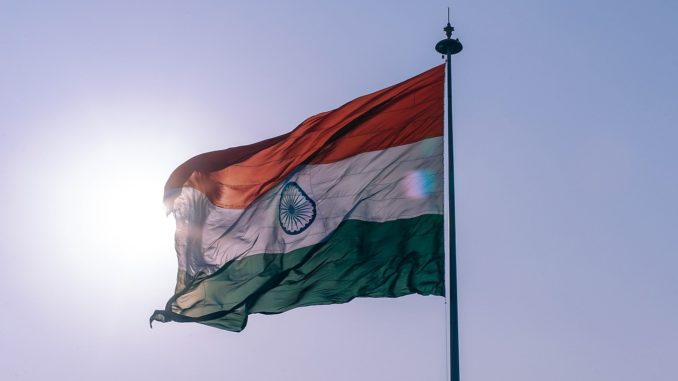 Die indische Flagge weht im Wind